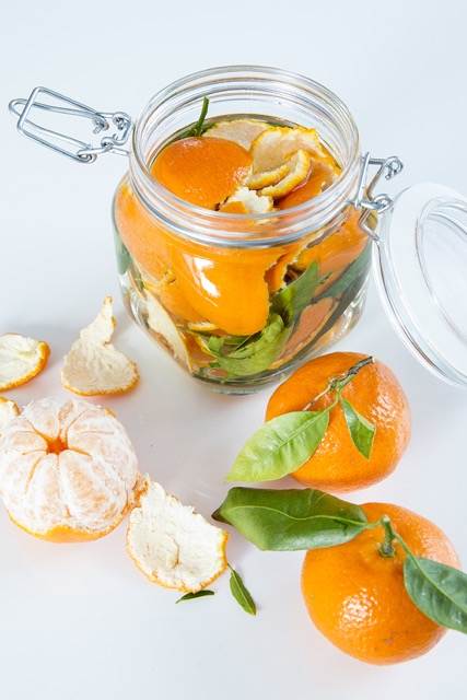 Azijn met mandarijnschilletjes